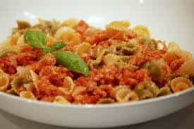 Makaron pełnoziarnisty z sosem pomidorowym i mozzarellą