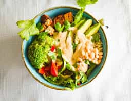 Bowl z pieczonym batatem i fetą