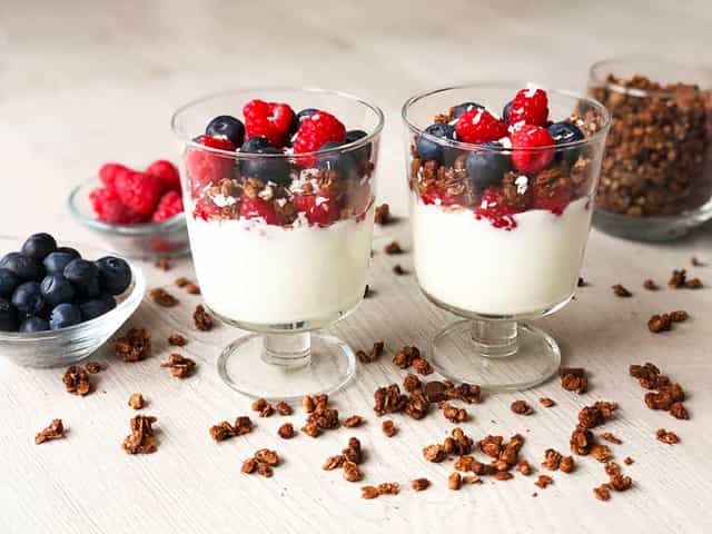 Jogurt skyr z granolą i owocami leśnymi